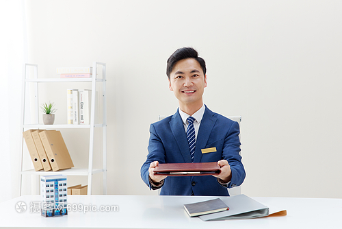 房地產(chǎn)銷售中介遞出合同 商務(wù)服務(wù)的專業(yè)細節(jié)與重要性